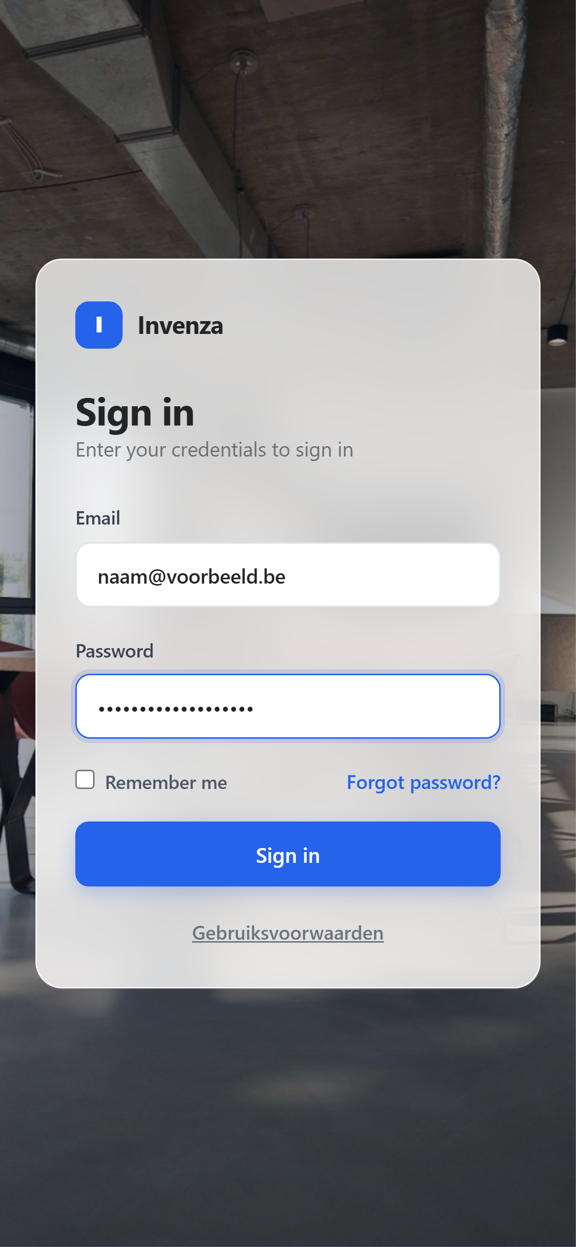 Hetzelfde aanmeldscherm met een ingevuld e-mailadres en een ingevuld wachtwoord