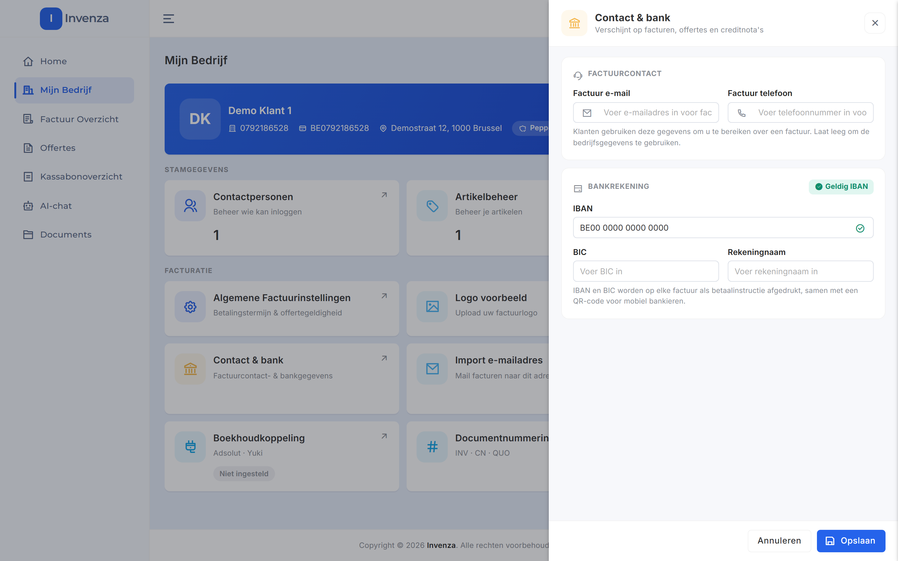 Het paneel Contact & bank met bovenaan het factuurcontact en daaronder de velden IBAN, BIC en Rekeningnaam