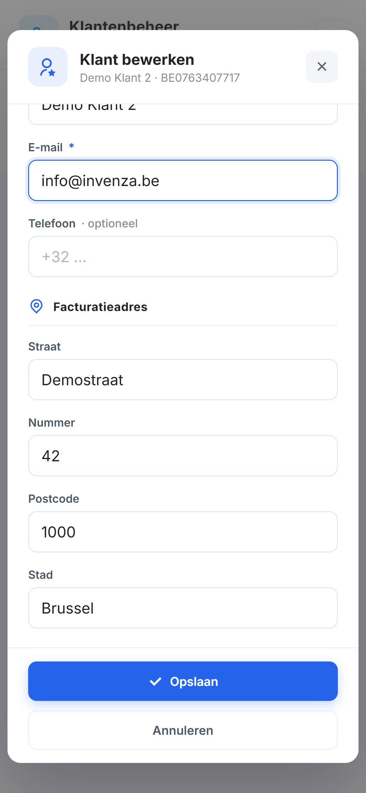 Het venster Klant bewerken met de klantnaam en het btw-nummer onder de titel, waarin naam, btw-nummer en facturatieadres automatisch ingevuld zijn na het ondernemingsnummer, met de knoppen Annuleren en Opslaan