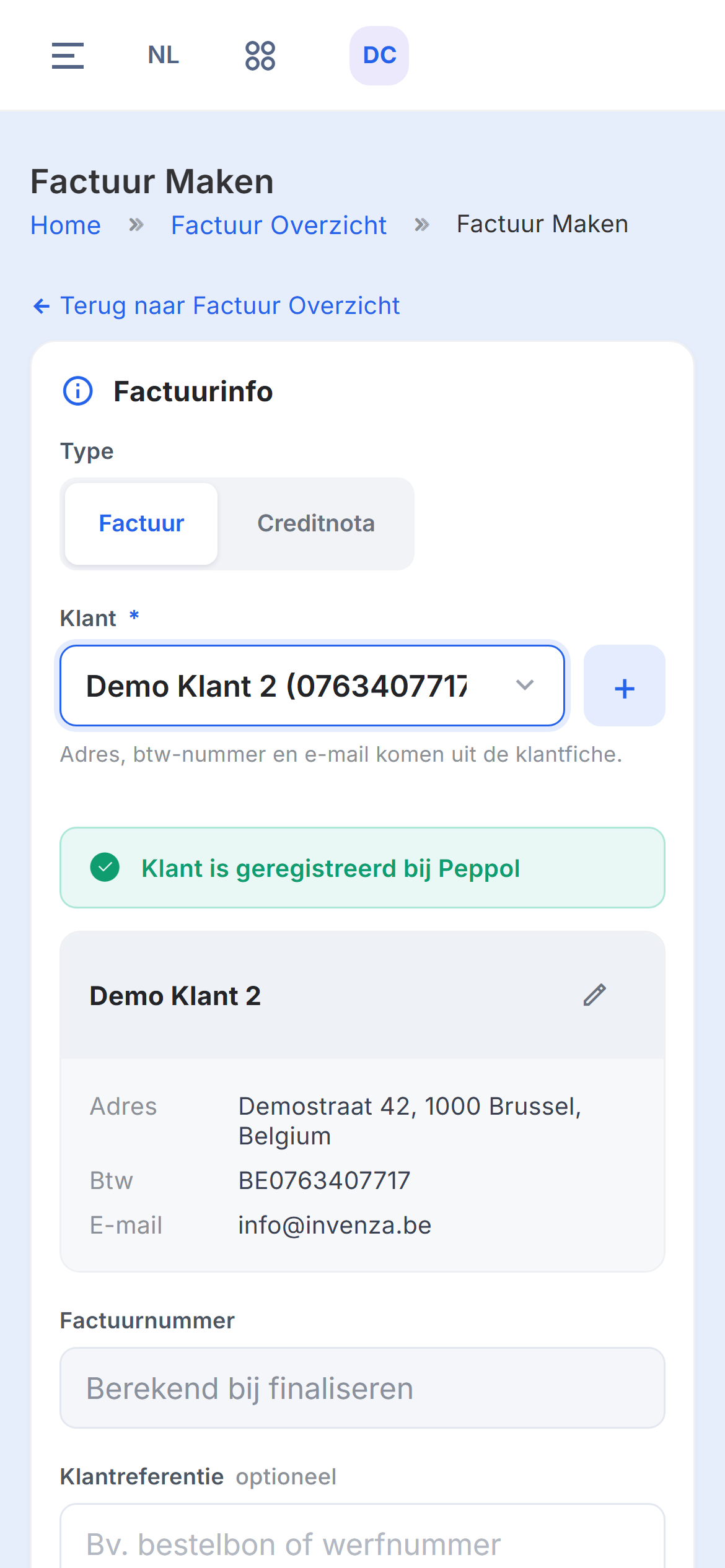 Het factuurformulier met een gekozen klant, de melding Klant is geregistreerd bij Peppol en een kaartje met zijn adres, btw-nummer en e-mailadres