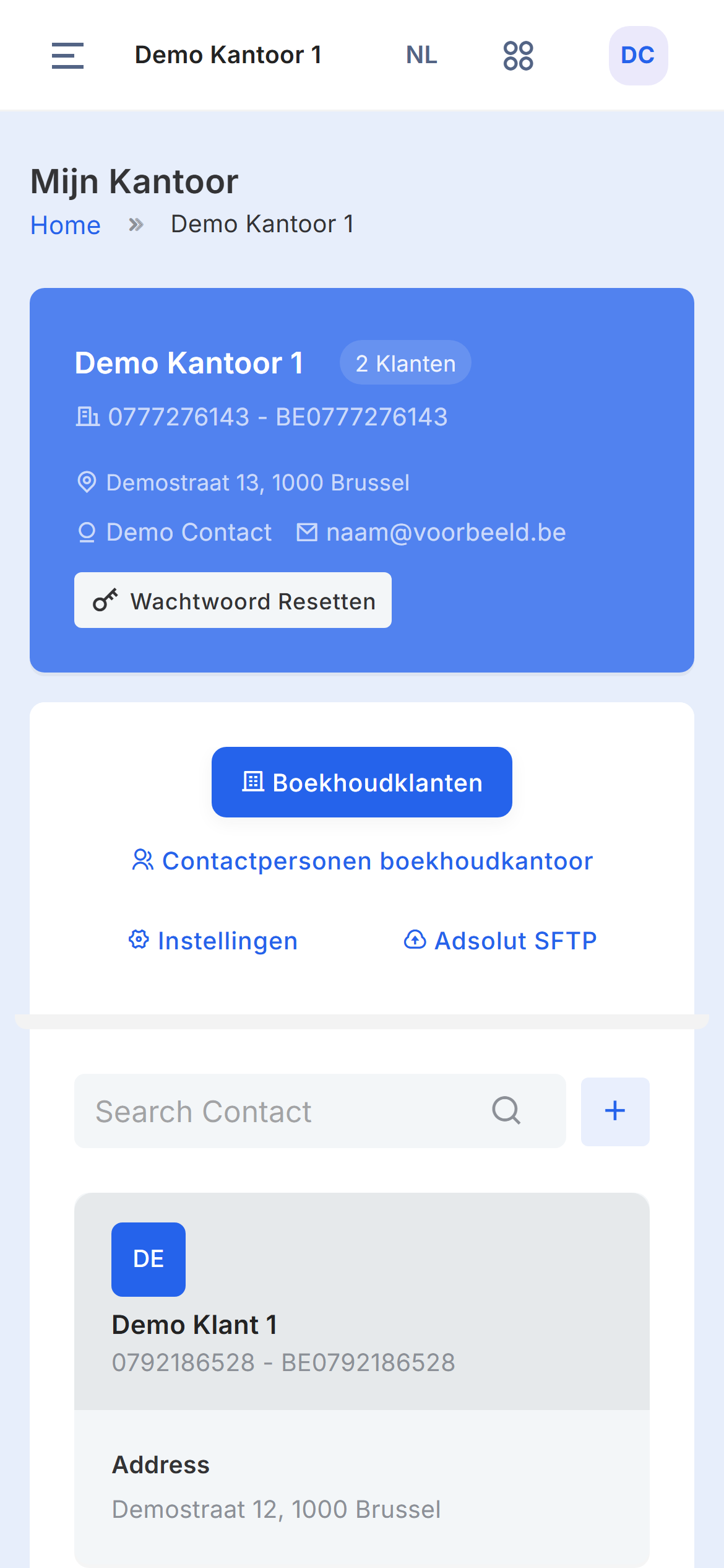 Mijn Kantoor met bovenaan de blauwe balk van Demo Kantoor 1: aantal klanten, ondernemings- en btw-nummer, adres, contactpersoon en e-mailadres, en daaronder de tabbladen Boekhoudklanten, Contactpersonen boekhoudkantoor, Instellingen en Adsolut SFTP