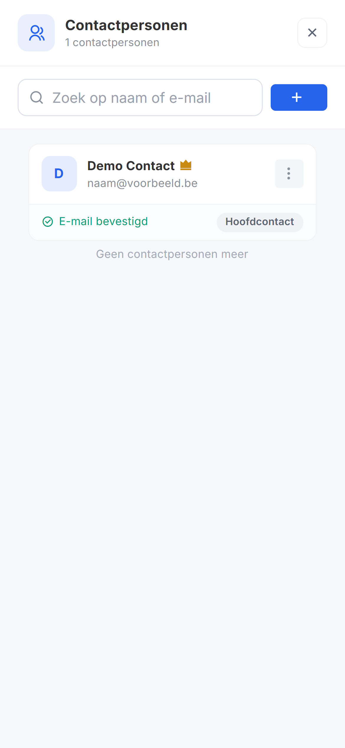 Het paneel Contactpersonen van Demo Klant 1 met één contactpersoon, Demo Contact, met de labels E-mail bevestigd en Hoofdcontact