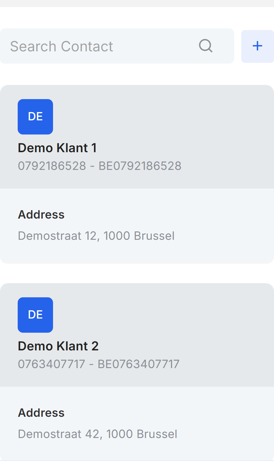 Het zoekveld Search Contact en de knop + boven twee klantkaarten, Demo Klant 1 en Demo Klant 2, elk met ondernemingsnummer, btw-nummer en adres