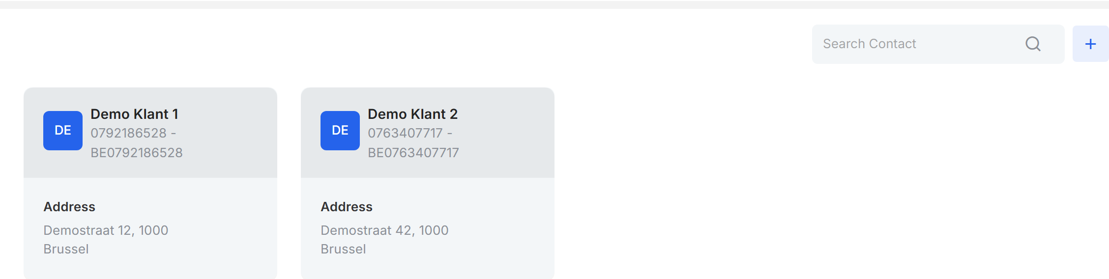 Het zoekveld Search Contact en de knop + boven twee klantkaarten, Demo Klant 1 en Demo Klant 2, elk met ondernemingsnummer, btw-nummer en adres