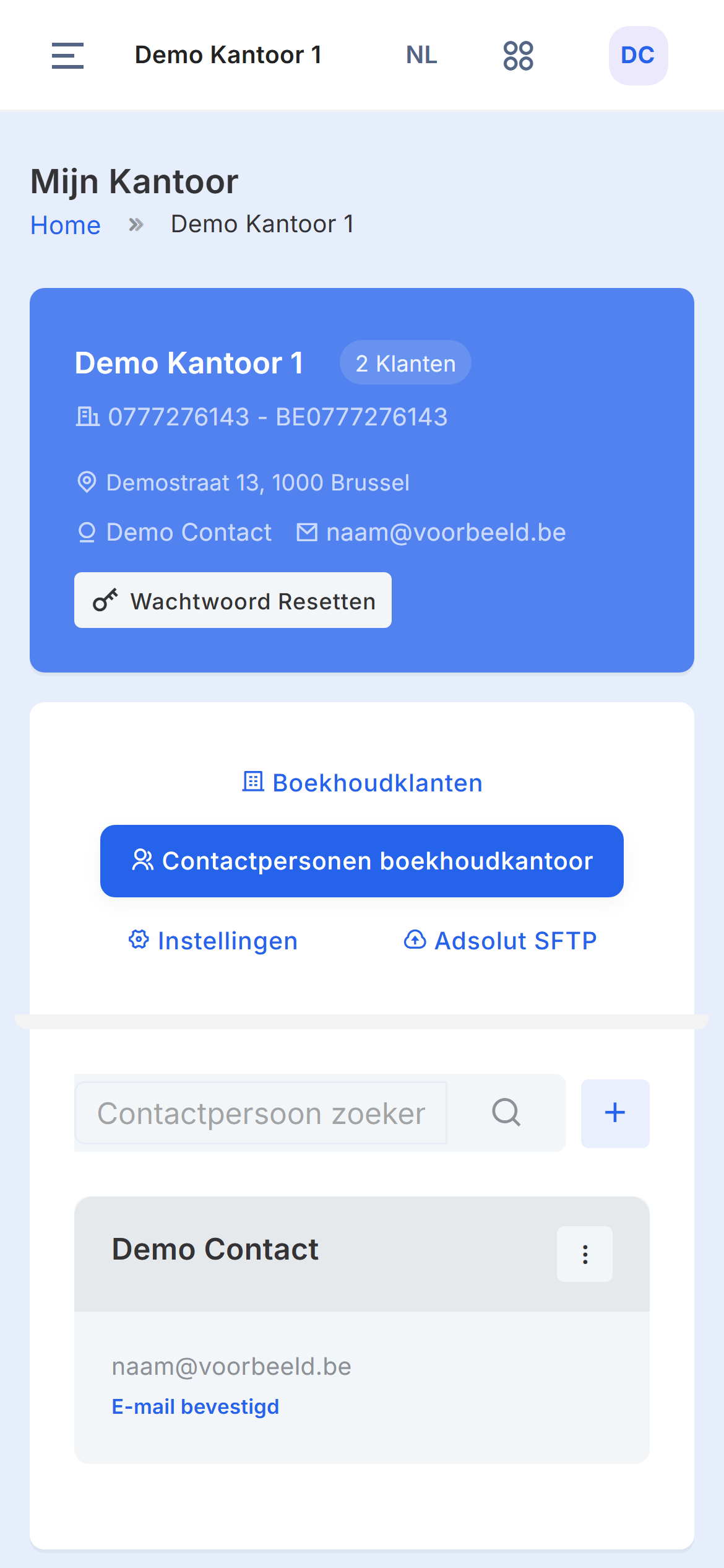 Het tabblad Contactpersonen boekhoudkantoor met het zoekveld Contactpersoon zoeken, de knop + en één contactpersoon, Demo Contact, met zijn e-mailadres, het label E-mail bevestigd en een ⋮-knop