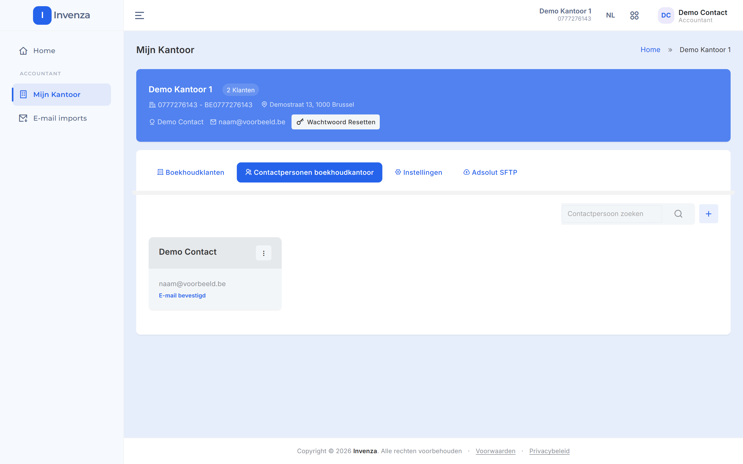 Het tabblad Contactpersonen boekhoudkantoor met het zoekveld Contactpersoon zoeken, de knop + en één contactpersoon, Demo Contact, met zijn e-mailadres, het label E-mail bevestigd en een ⋮-knop